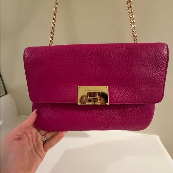 Michael Kors Fuchsia Leather Shoulder Bag with Gold Chain - Picture 3 of 7